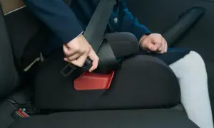 Od jakiego wieku podstawka samochodowa jest bezpieczna dla dziecka? Przepisy i porady