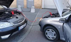 Jak odpalić samochód na kable bez kluczyka i uniknąć problemów
