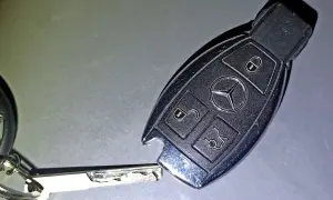 Jak wymienić baterie w kluczyku Mercedes - uniknij kosztownych napraw