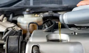 Ile kosztuje wymiana oleju u mechanika? Sprawdź, jak uniknąć przepłacania!