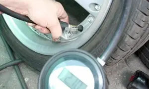 Jak sprawdzić ciśnienie w oponach na stacji benzynowej bez błędów