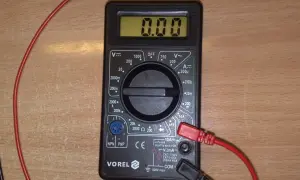 Ile prądu zużywa radio samochodowe? Sprawdź, jak oszczędzać energię w samochodzie