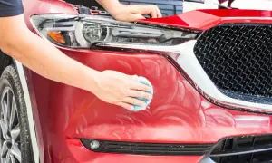 Czym myć auto przed woskowaniem, aby uniknąć zarysowań lakieru?