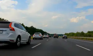 Jaką odległość między samochodami na autostradzie zachować, by uniknąć mandatu?