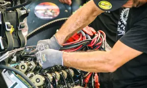 Ile zarabia technik pojazdów samochodowych? Sprawdź, czy to się opłaca!