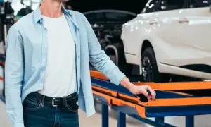 Ile naprawdę trwa transport samochodu z fabryki do salonu? Sprawdź czynniki i etapy