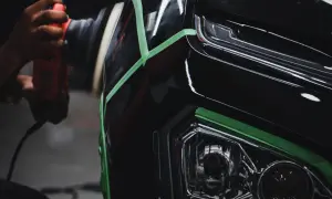 Jak uniknąć uszkodzeń lakieru samochodowego i chronić auto przed zniszczeniem