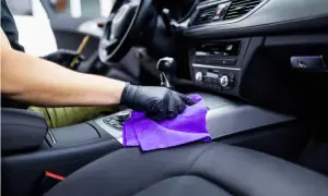 Jak skutecznie czyścić plastiki w samochodzie domowymi sposobami bez ryzyka uszkodzeń