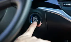 Jak odpalić auto bez kluczyka - proste metody i ich ryzyko