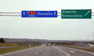 Znak drogowy autostrady A4 z kierunkami na Katowice, Alvernia i Krzeszowice.