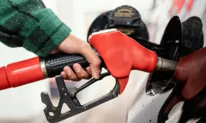 Skuteczne sposoby na pozbycie się zapachu benzyny z ubrania