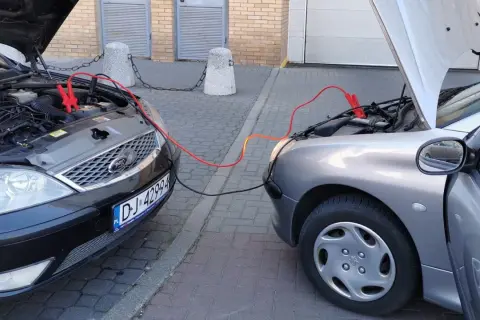 Jak odpalić samochód na kable bez kluczyka i uniknąć problemów