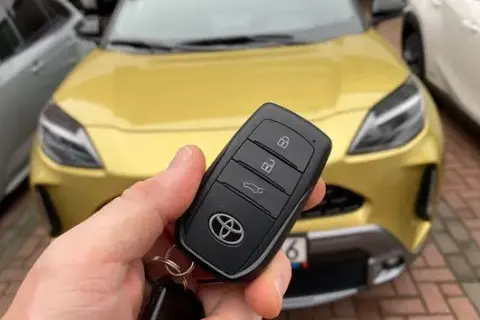 Jak działa inteligentny kluczyk Toyota? Odkryj jego funkcje i zalety