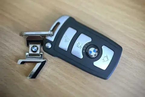 Jak naładować kluczyk BMW E90 i uniknąć problemów z baterią