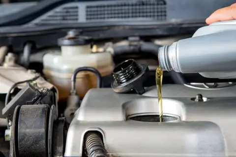 Ile kosztuje wymiana oleju u mechanika? Sprawdź, jak uniknąć przepłacania!