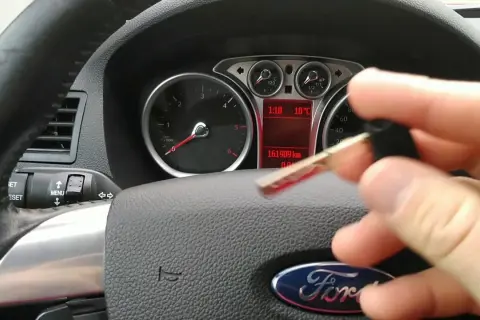Jak otworzyć kluczyk Ford: proste kroki, aby uniknąć problemów