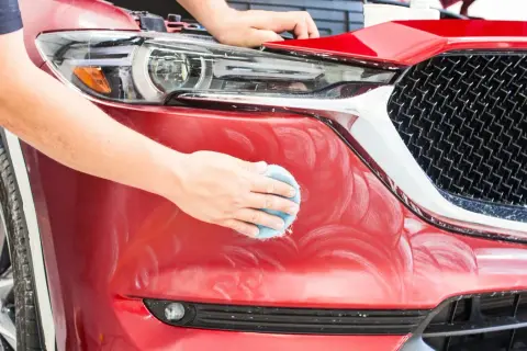 Czym myć auto przed woskowaniem, aby uniknąć zarysowań lakieru?