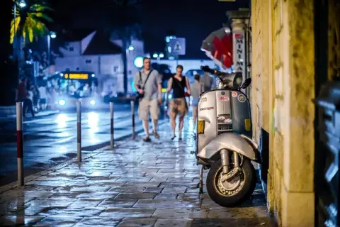 Jak otworzyć siedzenie w skuterze bez kluczyka - proste metody i porady