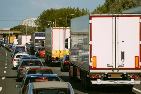 Wyprzedzanie ciężarówek na autostradzie: co musisz wiedzieć o zakazie