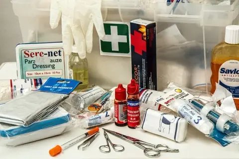 Gdzie kupić apteczkę samochodową? Sprawdź najlepsze miejsca i uniknij mandatu!
