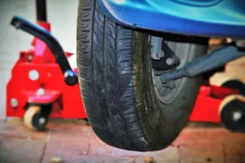 Gdzie dokładnie jest lewarek w Citroënie Berlingo? Sprawdź i uniknij problemów!