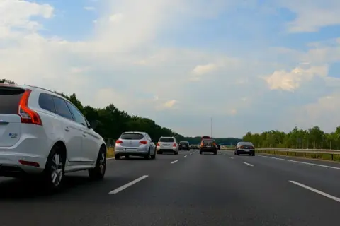 Jaką odległość między samochodami na autostradzie zachować, by uniknąć mandatu?