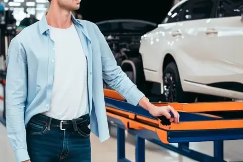 Ile naprawdę trwa transport samochodu z fabryki do salonu? Sprawdź czynniki i etapy