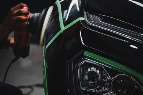 Jak uniknąć uszkodzeń lakieru samochodowego i chronić auto przed zniszczeniem