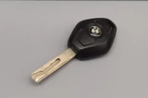 Jak wymienić baterię w kluczyku BMW E60 - proste kroki i porady