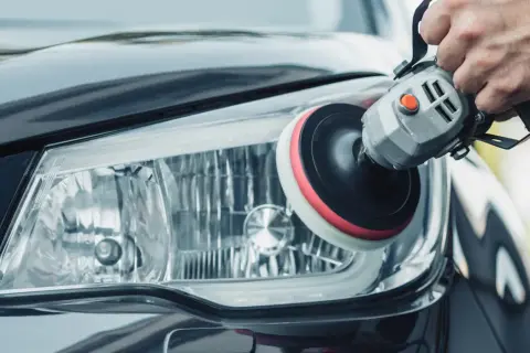 Jak polerować lampy w aucie, aby poprawić widoczność i bezpieczeństwo