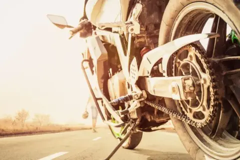 Czy motocyklem można jeździć po autostradzie? Sprawdź przepisy i bezpieczeństwo