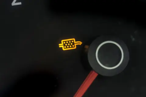 Jak wygląda kontrolka wypalania DPF i co oznacza jej zapalenie?
