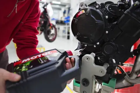 Co ile wymieniać olej w motocyklu 125 – uniknij kosztownych błędów i zadbaj o silnik