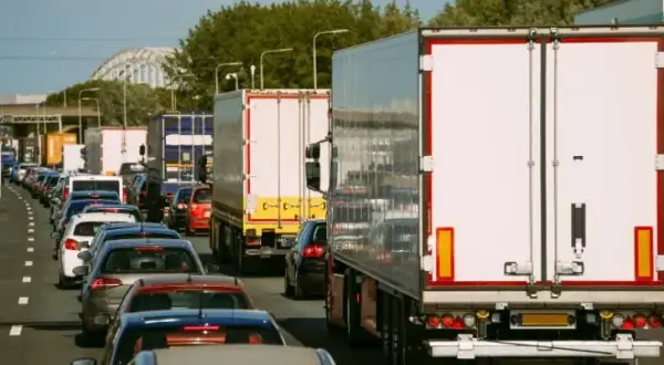 Wyprzedzanie ciężarówek na autostradzie: co musisz wiedzieć o zakazie
