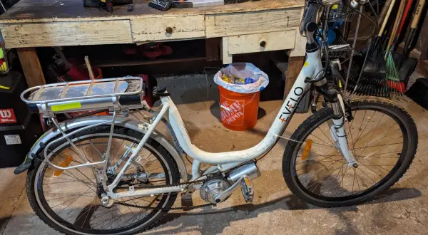 Jak wyjąć baterię z roweru elektrycznego bez kluczyka – uniknij problemów