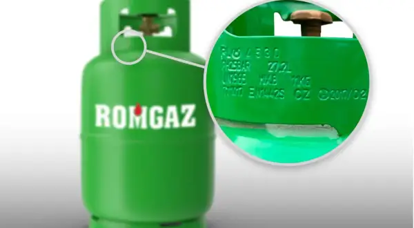 Zielona butla LPG z zaznaczonym na powiększeniu fragmentem z datą produkcji.