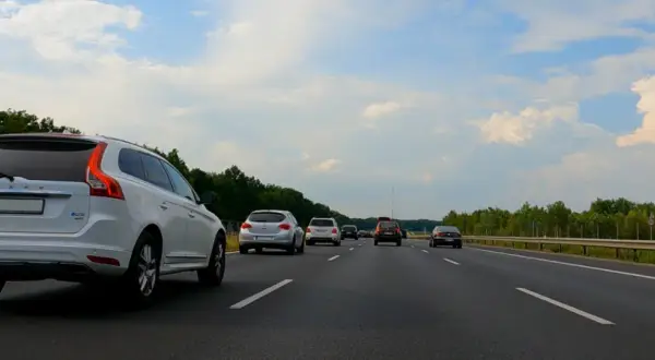 Jaką odległość między samochodami na autostradzie zachować, by uniknąć mandatu?