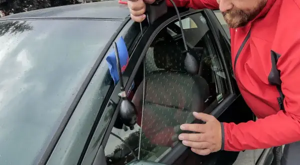 Jak otworzyć BMW E39 bez kluczyka? Skuteczne metody i porady