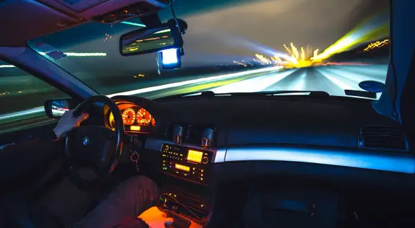 Jaka prędkość na autostradzie w Polsce? Sprawdź, by uniknąć mandatu