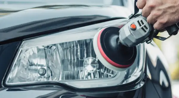 Jak polerować lampy w aucie, aby poprawić widoczność i bezpieczeństwo