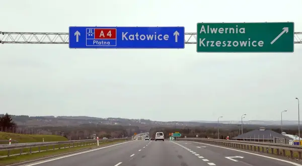 Znak drogowy autostrady A4 z kierunkami na Katowice, Alvernia i Krzeszowice.
