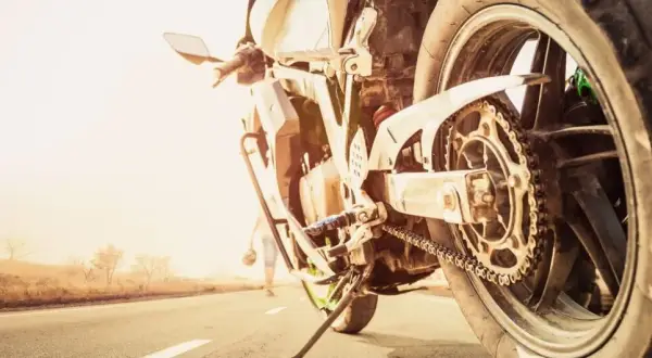 Czy motocyklem można jeździć po autostradzie? Sprawdź przepisy i bezpieczeństwo