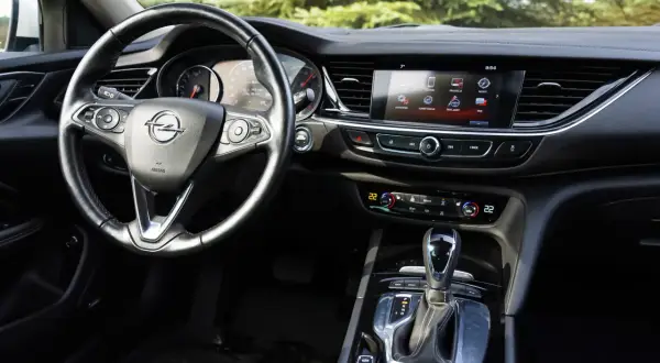 Opel Insignia jaki silnik wybrać: porównanie, wydajność i niezawodność