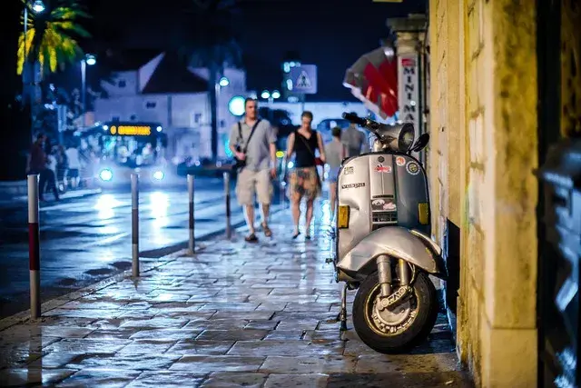Jak otworzyć siedzenie w skuterze bez kluczyka - proste metody i porady