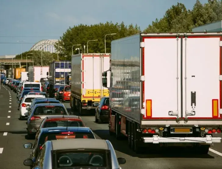 Wyprzedzanie ciężarówek na autostradzie: co musisz wiedzieć o zakazie
