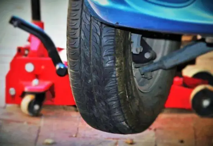 Zdjęcie Gdzie dokładnie jest lewarek w Opel Vivaro? Sprawdź, by uniknąć problemów!