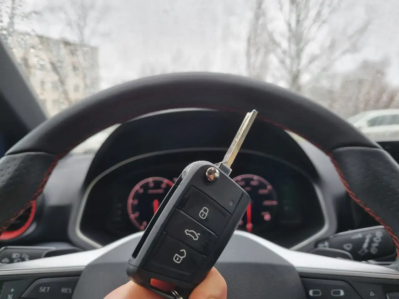 Zdjęcie Jaka bateria do kluczyka Skoda Octavia 3? Prosta wymiana i porady