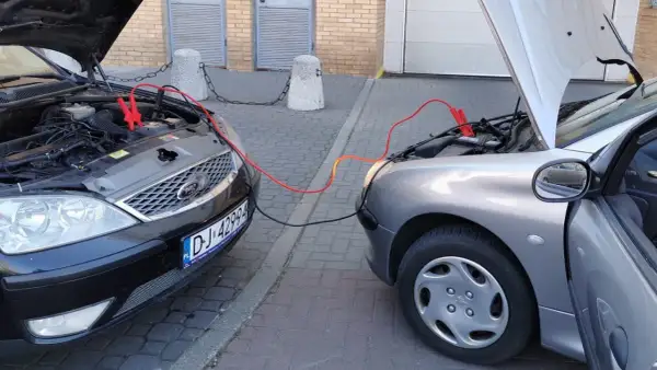 Jak odpalić samochód na kable bez kluczyka i uniknąć problemów
