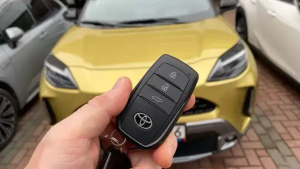 Jak działa inteligentny kluczyk Toyota? Odkryj jego funkcje i zalety