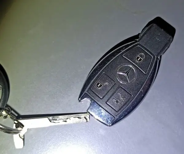 Jak wymienić baterie w kluczyku Mercedes - uniknij kosztownych napraw